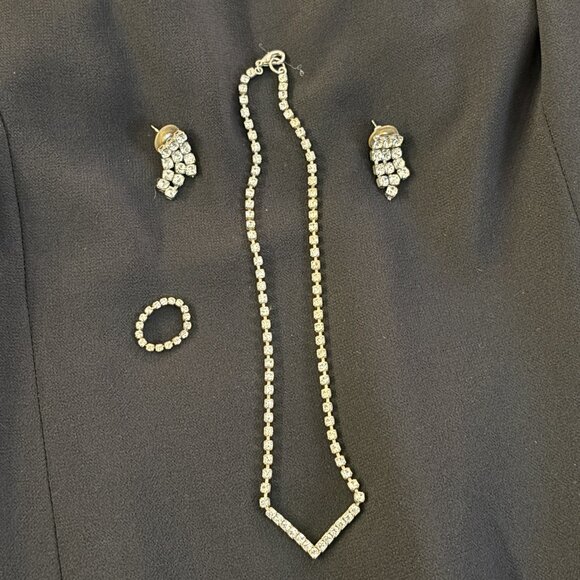 Jewelry - 4 pc set of Rhinestone Jewellery